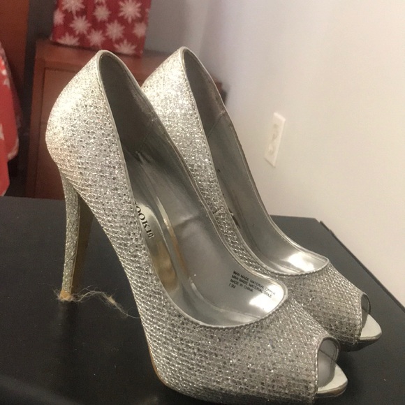 Heels - Picture 3 of 3